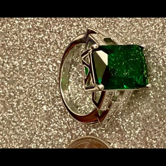 Emerald Lab Created Green Cocktail Engagement Ring Silver .925 Size 5 New Years - Picture 9 of 9